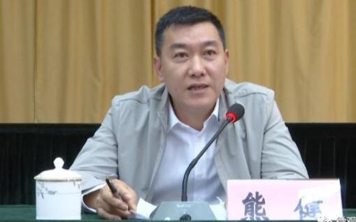 熊健簡歷：防城港市委常委、政法委書記熊健，曾任來賓市委常委、市委秘書長，象州縣委書記、縣長