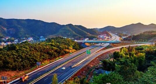 湖南高速公路集團(tuán)馬捷、何海鷹、秦朝陽(yáng)、王輝揚(yáng)、羅衛(wèi)華、汪小平、鄧曉靜、吳皓、譚紹富、周棟梁、鐘放平、邱少進(jìn)、肖玉輝領(lǐng)導(dǎo)班子