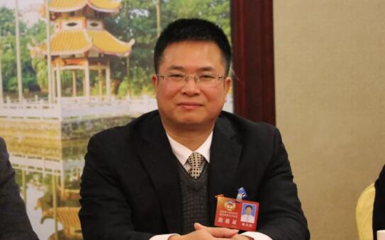 楊大東簡歷：貴港市平南縣委副書記、縣長楊大東，曾任桂平市委副書記、政協(xié)主席、副市長