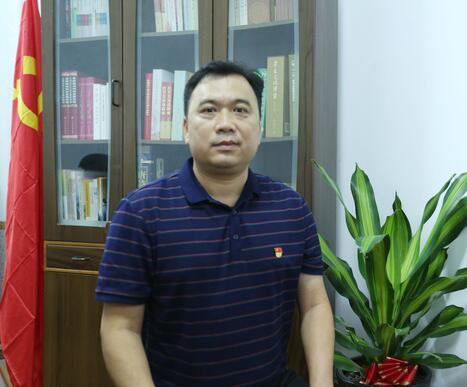 農鋮蔭簡歷：崇左市寧明縣委原常委、宣傳部部長、副縣長農鋮蔭，曾任寧明縣委常委、縣委辦主任
