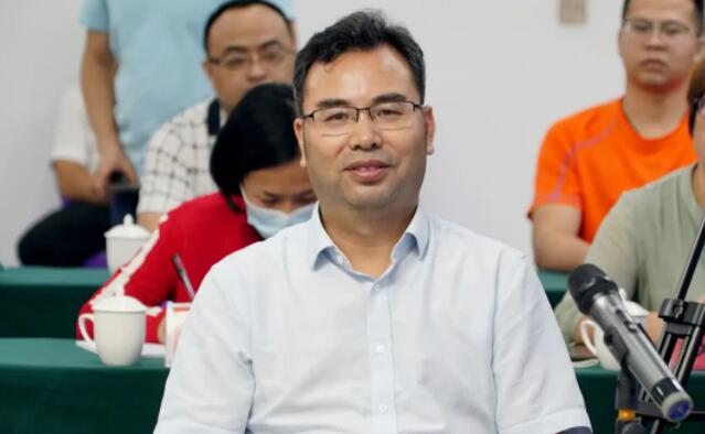 鐘磊簡歷：崇左供銷社監事會主任鐘磊被查，曾任龍州縣委副書記、縣長，江州區委副書記