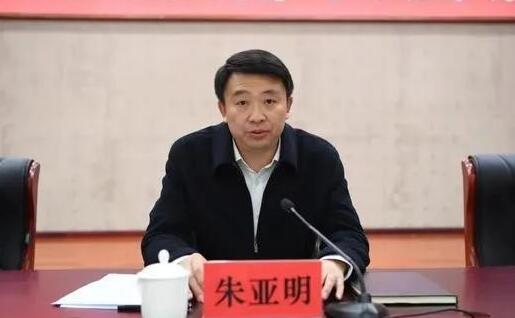 朱亞明簡(jiǎn)歷：廣西公安廳政治部主任朱亞明，曾任崇左市委常委、組織部部長(zhǎng)，賓陽縣委書記