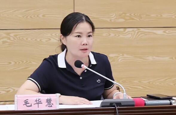 毛華慧簡歷：河池市環江縣委副書記、縣長毛華慧，曾任河池市投資促進局局長、團委書記
