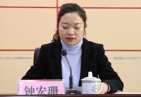鐘宏珊簡歷：來賓市武宣縣委副書記、縣長鐘宏珊，曾任柳州市行政審批局局長，鹿寨縣委常委、常務副縣長、組織部部長